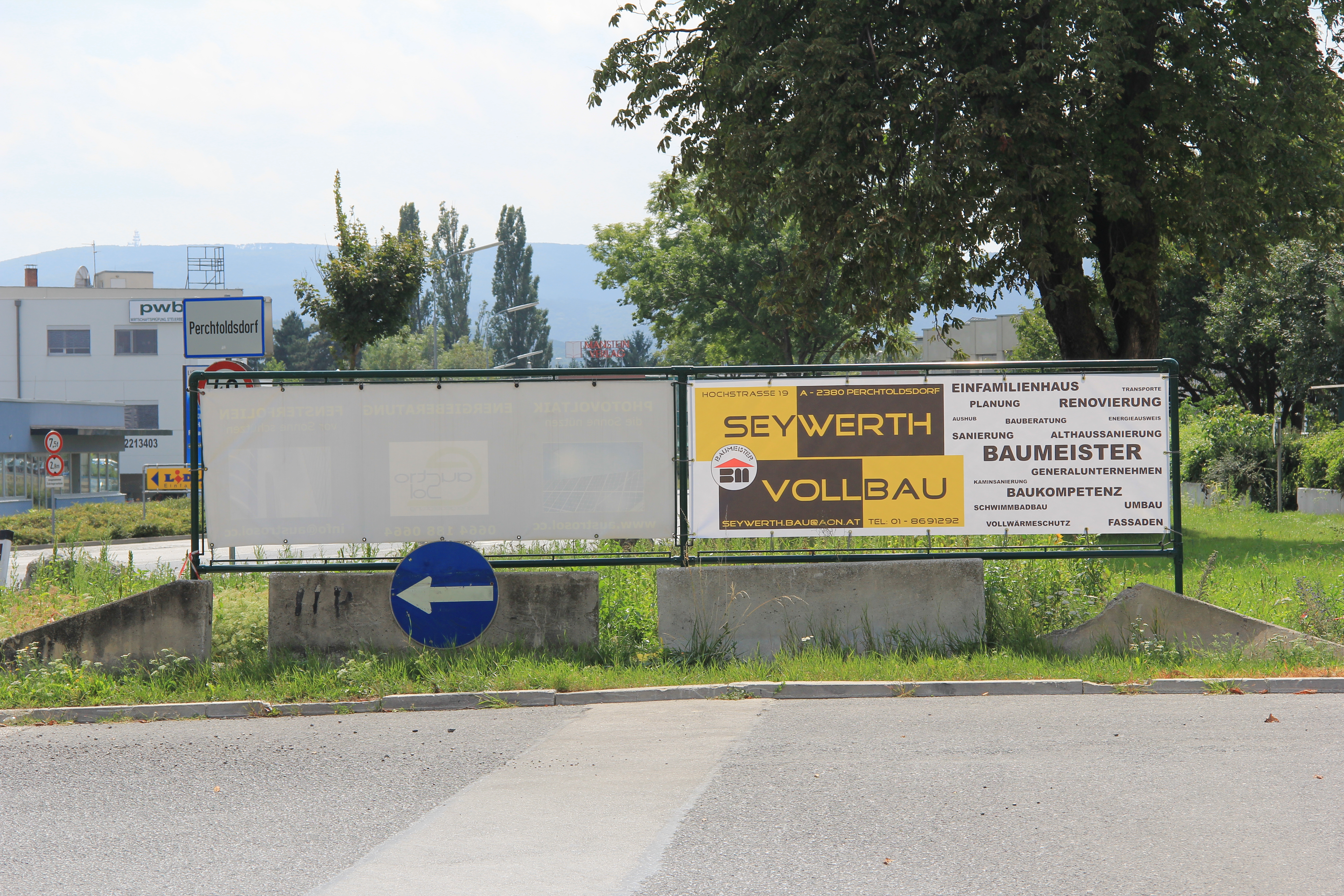 aufgespannte Werbebanner an einer Straße