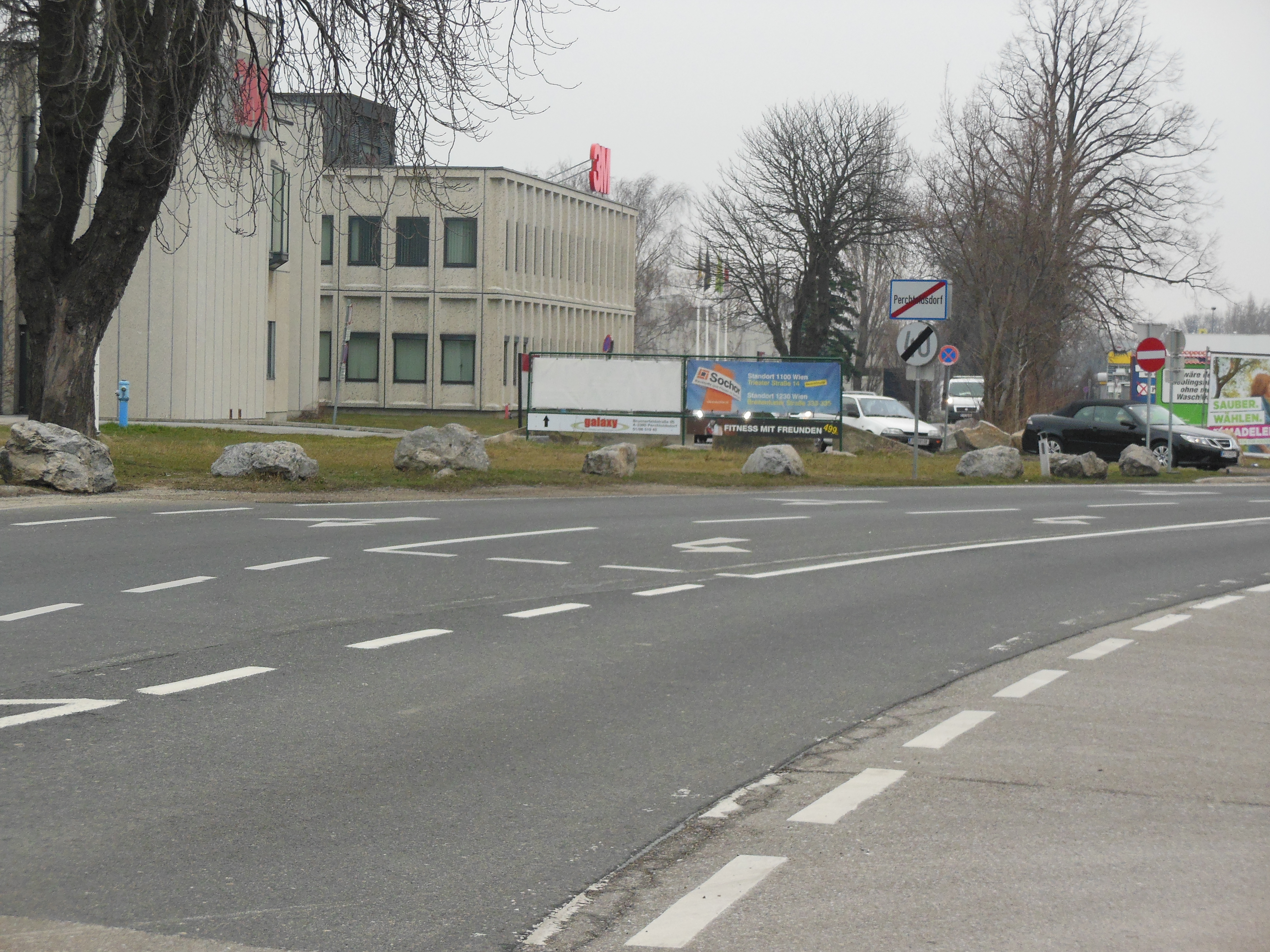 aufgespannte Werbebanner an einer Kurve