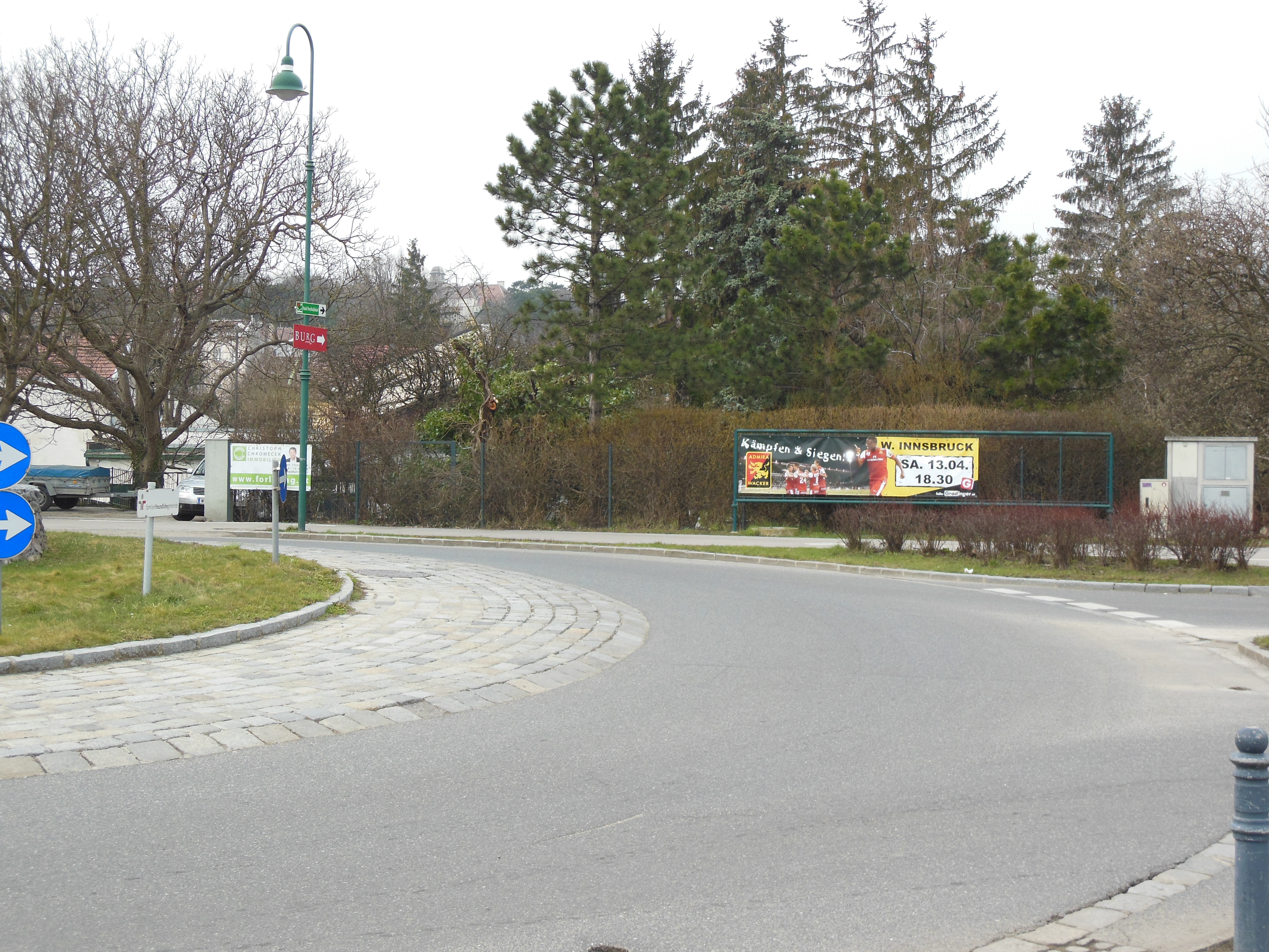 aufgespanntes Werbebanner an einem Kreisverkehr
