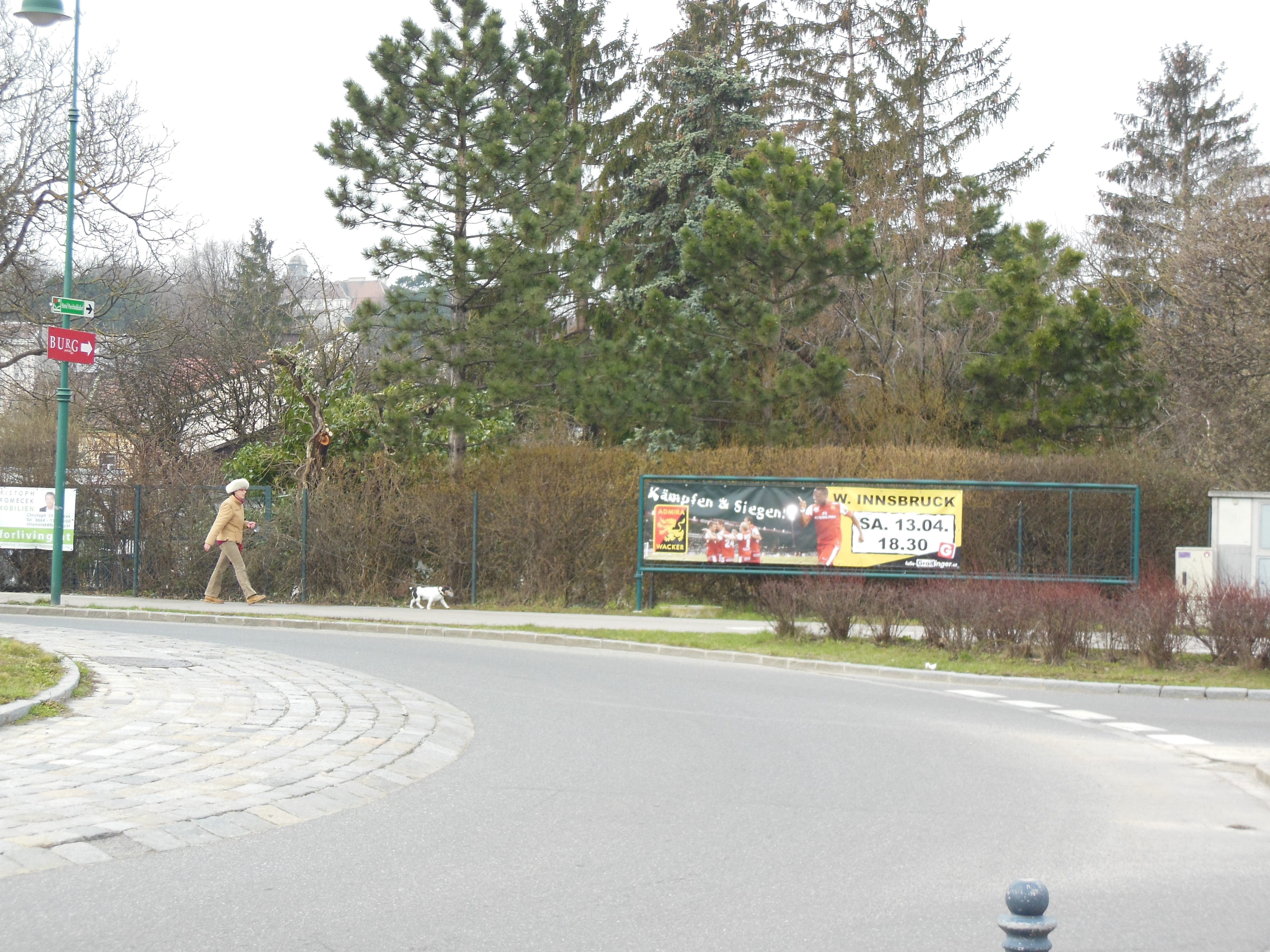 aufgespanntes Werbebanner an einem Kreisverkehr