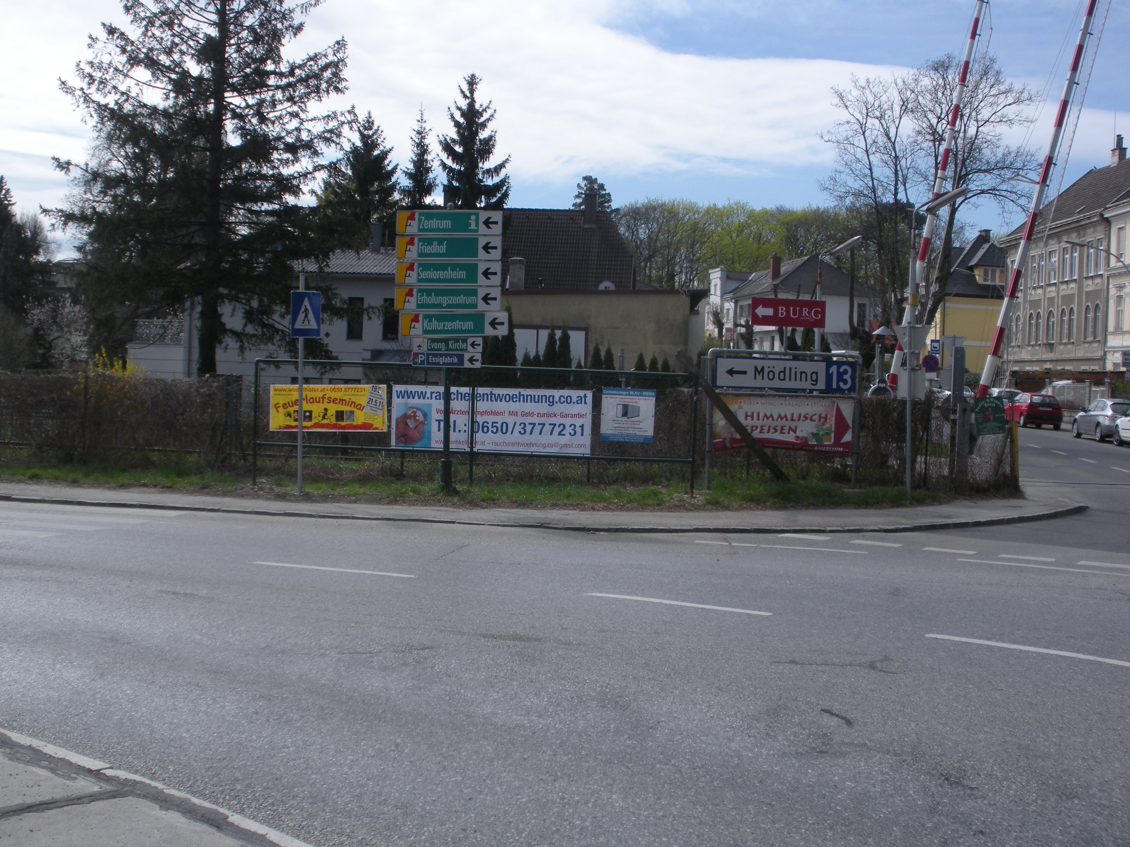 aufgespannte Werbebanner an einer Kreuzung