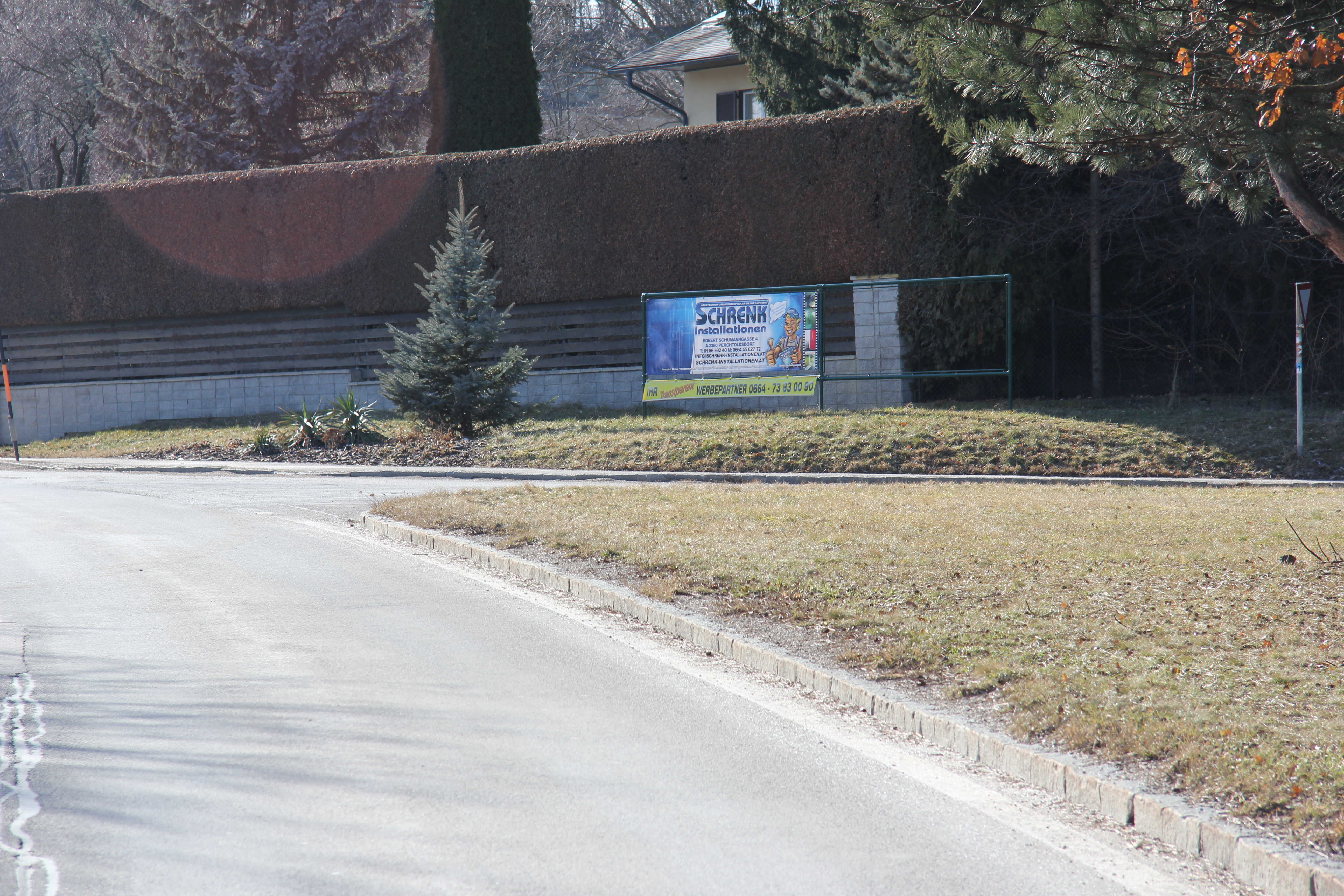 aufgespanntes Werbebanner an einer Straße